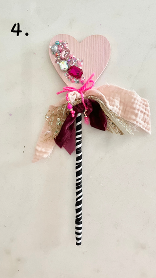 CONFETTI  HEART WAND