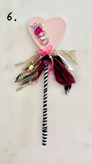 CONFETTI  HEART WAND