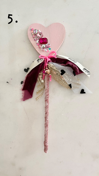 CONFETTI  HEART WAND