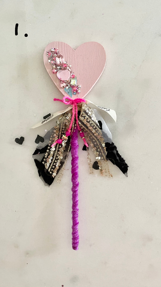 CONFETTI  HEART WAND