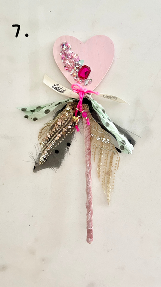 CONFETTI  HEART WAND